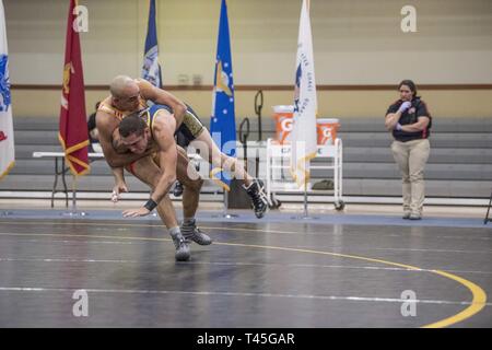 Marine Lance Cpl Deutsche Diaz von MCB Camp Lejeune, N.C. Gesichter Marine Petty Officer 2nd class Engel Oliveras von NB Guam. Die 2019 Streitkräfte Wrestling Meisterschaft gehalten an der Soto körperliche Fitness Center in Fort Bliss, Texas vom 23. und 24. Februar mit der top Wrestler in die Vereinigten Staaten aus der Armee, Marine Corps, Navy, Air Force und Coast Guard. Stockfoto