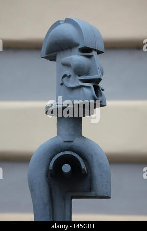 Plastische Kopf auf der Poller von der Tschechischen Bildhauer Karel Nepraš aus den 90er Jahren vom Vor dem Palais Liechtenstein (Lichtenštejnský palác) in Malostranské Platz in Malá Strana (Kleinseite) in Prag, Tschechische Republik. 20 sieben Köpfe Gedenken an die Hinrichtung von 27 Böhmische evangelische führend in der Altstadt am 21. Juni 1621 (Staroměstská exekuce). Sie waren gegen die Todesstrafe im Palais Liechtenstein verurteilt. Stockfoto