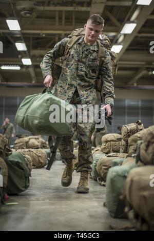 Lance Cpl. William Chelette, Field Artillery radar Operator mit Sitz Batterie, 14 Marine Regiment, 4 Marine Division trägt seinen Gang in Fort Worth, Texas, Feb 23, 2019 gewogen. Marines mit 14 Marines sind Teil der Übung Dynamische Front 19, einer multinationalen Übung in Lettland, das umfasst etwa 3.820 Teilnehmer aus 29 Nationen. Stockfoto