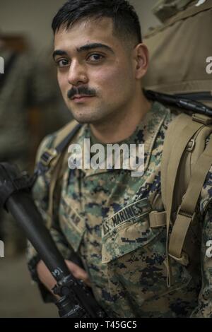 Cpl. Eduardo Cuéllar, ein Feuer der Mann mit Sitz Batterie, 14 Marine Regiment, 4 Marine Division trägt seinen Gang in Fort Worth, Texas, Feb 23, 2019 gewogen. Marines mit 14 Marines sind Teil der Übung Dynamische Front 19, einer multinationalen Übung in Lettland, das umfasst etwa 3.820 Teilnehmer aus 29 Nationen. Stockfoto