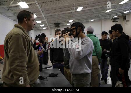 RAEFORD, N.C. - North Carolina National Guard Staff Sgt. Ricky Griggers, zu der 105 Ingenieur Bataillon, belegt mit und praktisches Training für Nachtsichtgerät zur High School Studenten aus Raeford und südlichen Regionen von NC während des NCNG Guard X Challenge am 13.02.23, 2019 interagiert. Dies ist der erste Guard X event Partnerschaften lokale Guard line-Einheiten, wie der 105 Ingenieur Bataillon mit NCNG Recruiting und Retention. Stockfoto