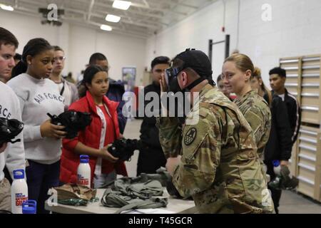 RAEFORD, N.C. - North Carolina National Guard Soldaten zu der 105 Ingenieur Bataillon, mit und Hands-on-Trainings zur High School Studenten aus Raeford und südlichen Regionen von NC während des NCNG Guard X Challenge am 13.02.23, 2019 in Wechselwirkung zugeordnet. Dies ist der erste Guard X event Partnerschaften lokale Guard line-Einheiten, wie der 105 Ingenieur Bataillon mit NCNG Recruiting und Retention. Stockfoto