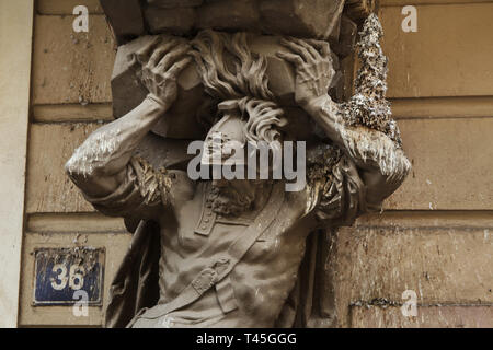 Barocke Statue eines Soldaten, der von österreichischen Bildhauer Ignaz Franz Platzer (František Ignác Platzer) aus dem Jahr 1755 datiert mit Vogelkot auf dem Hauptportal der Pachta Palace (Pachtovský palác) Auch die neuen Mint (Nová mincovna) in Celetná Street in Staré Město (Altstadt) in Prag, Tschechische Republik bekannt. Stockfoto