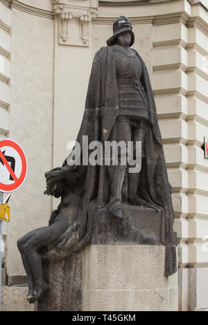 Statue des Eisernen Ritter von tschechischen Bildhauers Ladislav Šaloun auf der Prager Neuen Stadt Halle (Nová radnice) in Marienbad Square in Staré Město (Altstadt) in Prag, Tschechische Republik. Das Art Nouveau Gebäude des tschechischen Architekten Osvald Polívka wurde 1908-1911 gebaut. Stockfoto