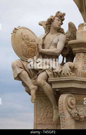 Barocke Statue des Engels aus der Statuengruppe des Hl. Franz Borgia durch tschechische Bildhauer Ferdinand Maxmilián Brokoff auf der Karlsbrücke in Prag, Tschechische Republik. Die aktuelle Statue auf der Brücke ist eine Kopie vom von 2018-2019 nach einem Original aus dem Jahre 1710 datiert. Das Gesicht des Engels ist wahrscheinlich ein Selbstportrait von Ferdinand Maximilian Brokoff. Stockfoto