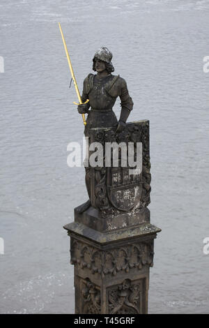 Statue von Bruncvík entworfen von Tschechischen Bildhauer Ludvík Šimek (1884) auf der Brücke Säule auf der Karlsbrücke in Prag, Tschechische Republik. Stockfoto