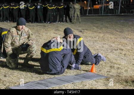 Experte Infanterist Abzeichen Kandidaten der 2 Infantry Brigade Combat Team zugeordnet, 4 Infanterie Division, führen Sie sit-ups während seiner Zeit in der Army Physical Fitness Test, Februar 25, 2019, auf Fort Carson, Colorado teilnehmen. Der Test war die erste Veranstaltung, die für die Woche - Ling Tests für die Soldaten. Stockfoto