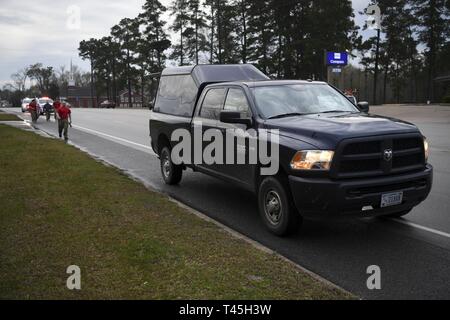 Ein support Lkw führt den Weg für die US Air Force Special Taktik Flieger und andere ruckers während der Spezielle Taktiken Memorial März Februar 25, 2019, in Kountze, Texas. Dies ist der 5. Spezielle Taktiken Memorial März seit 2009, wo sie als die "Tim Davis Memorial März." Im März die "Spezielle Taktiken Gedenkmarsch" alle gefallenen Spezielle Taktiken Flieger im Jahr 2011 zu Ehren umbenannt wurde. Stockfoto