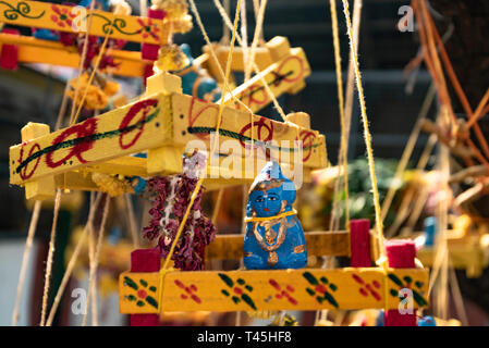 Horizontale Nahaufnahme von Trinkets zu einem Wunsch nachgeben Baum an kapaleeshwarar Temple in Chennai, Indien gebunden. Stockfoto