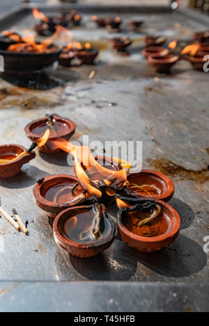 Vertikale in der Nähe von brennenden Öllampen an der Kapaleeshwarar Temple in Chennai, Indien. Stockfoto