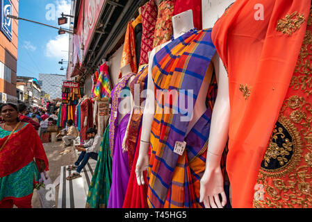 Horizontale streetview nach einem langen Shopping Precinct in Chennai, Indien. Stockfoto