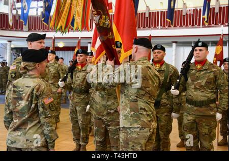 Command Sgt. Maj. Michael D. Russell (Mitte) 39 Transport Bataillon (MC), Command Sergeant Major, führt die Einheit Farben die scheidenden Kommandeur, Oberstleutnant William R. Kost bei einem Befehl Zeremonie, Februar 26, 2019 bei Armstrong Club, Vogelweh, Kaiserslautern/Deutschland Stockfoto