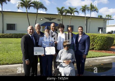 Coast Guard lt Ronaqua Russell steht mit ihrer Familie und Küstenwache Vice Adm. (Ret) Manson Braun nach der Siegerehrung bei Air Station Miami, Opa Locka, Fla. Mittwoch, 27. Februar 2019. Stockfoto