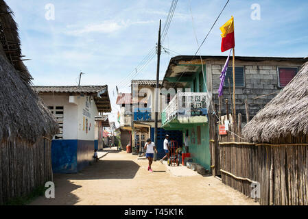 Blick auf die Straße von gemischten Gehäuse (Cabanas und gemauerte Häuser) in Carti Sugdub; einer der Guna Yala indigenen Dörfern. San Blas Inseln, Panama, 2018 Stockfoto