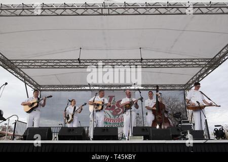 LAKE Havasu City, Arizona (1. März 2019) Mitglieder der U.S. Navy Band Land Strom am Lake Havasu "Bluegrass am Strand" bluegrass Festival durchführen. Die Marine Band führt alle über dem Land eine Chance für Gemeinden mit Matrosen zu verbinden und zu gehen, wo Schiffe nicht gehen kann starke und leistungsfähige Partnerschaften für ein stärkeres Amerika zu schmieden. Stockfoto