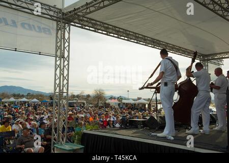 LAKE Havasu City, Arizona (1. März 2019) Mitglieder der U.S. Navy Band Land Strom am Lake Havasu "Bluegrass am Strand" bluegrass Festival durchführen. Die Marine Band führt alle über dem Land eine Chance für Gemeinden mit Matrosen zu verbinden und zu gehen, wo Schiffe nicht gehen kann starke und leistungsfähige Partnerschaften für ein stärkeres Amerika zu schmieden. Stockfoto