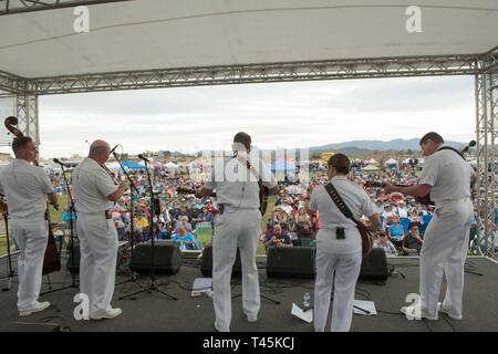 LAKE Havasu City, Arizona (1. März 2019) Mitglieder der U.S. Navy Band Land Strom am Lake Havasu "Bluegrass am Strand" bluegrass Festival durchführen. Die Marine Band führt alle über dem Land eine Chance für Gemeinden mit Matrosen zu verbinden und zu gehen, wo Schiffe nicht gehen kann starke und leistungsfähige Partnerschaften für ein stärkeres Amerika zu schmieden. Stockfoto