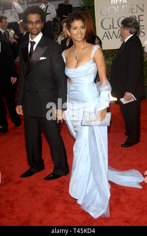 LOS ANGELES, Ca. Januar 19, 2003: HALLE BERRY & Ehemann Eric Benet im Golden Globe Awards im Beverly Hills Hilton Hotel. © Paul Smith/Featureflash Stockfoto