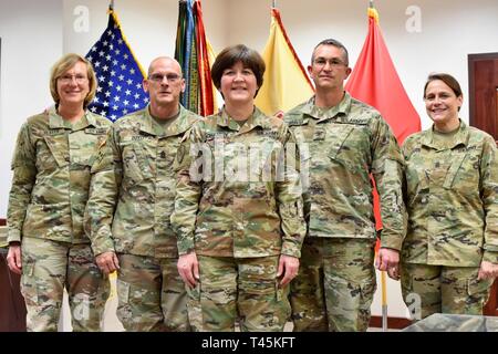 Die 416Th Theater Ingenieur Befehl und 647 . Regionale Unterstützung Befehl Mannschaften Gruppe Pause für ein Foto März 1, 2019, in Wichita, Kansas. Abgebildet sind (L-R) Chief Warrant Officer 5 Teri Beatty, 416Th TEC command Chief Warrant Officer, Command Sgt. Maj. Michael Boyd, 416Th TEC command Sergeant Major, Generalmajor Miyako Schanely, 416Th TEC kommandierender General, Oberst Jason Garcia, 647 . RSG Commander und Command Sgt. Maj. Karen Logan, 647 . RSG command Sergeant Major. Befehl Teams und Mitarbeiter aus den 647 . regionalen Support Group und untergeordnete Einheiten versammelten ihre jährliche Weiterbildung Schriftsatz zu führen w Stockfoto