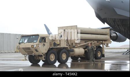 Ein US Air Force Piloten entlastet ein THAAD-System aus einer C-17 Globus Master III in Nevatim Air Base, Israel, Mar 1, 2019. Die Bereitstellung eines Terminal Höhe Bereich Verteidigung zu Israel ist eine Übung für US-Army, US Air Force und die israelischen Streitkräfte, unter der dynamischen Kraft Beschäftigung Konzept. Die Übung baut Bereitschaft und Interoperabilität in der Region, zeigt die US-Fähigkeit, schnell air defence Assets weltweit bereitstellen, und beweist die U.S. Army Europe mission potentielle Gegner und Verbündete zu verhindern. Stockfoto