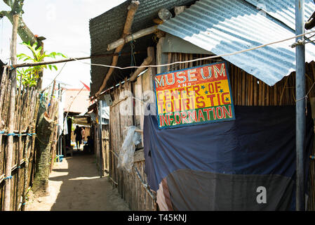 Die Außenseite des Kuna Museum in Carti Sugdub; einer der Carti Inseln in Guna Yala indigenen Dörfern. San Blas Inseln, Panama. Okt 2018 Stockfoto