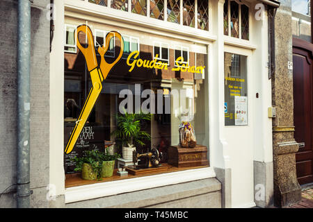 Dordrecht, Niederlande - März 03, 2019: Goldene Schaar logo und Verkaufsplattform Eingang. Golden Schaar oder goldenen Schere, ist eine der ältesten lokalen Gerinnselbildung Stockfoto