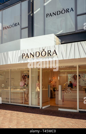 Dordrecht, Niederlande - 03.März 2019: Pandora Logo und Verkaufsplattform Eingang in Dordrecht. PANDORA ist een Deense Hersteller en handelaar van Juwelen. Stockfoto