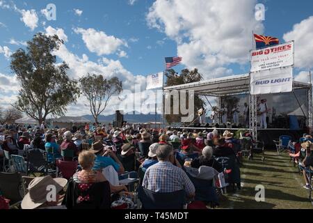 LAKE Havasu City, Arizona (2. März 2019) Mitglieder der U.S. Navy Band Land Strom am Lake Havasu "Bluegrass am Strand" bluegrass Festival durchführen. Die Marine Band führt alle über dem Land eine Chance für Gemeinden mit Matrosen zu verbinden und zu gehen, wo Schiffe nicht gehen kann starke und leistungsfähige Partnerschaften für ein stärkeres Amerika zu schmieden. Stockfoto