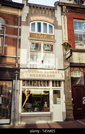 Dordrecht, Niederlande - März 03, 2019: Goldene Schaar logo und Verkaufsplattform Eingang. Golden Schaar oder goldenen Schere, ist eine der ältesten lokalen Gerinnselbildung Stockfoto