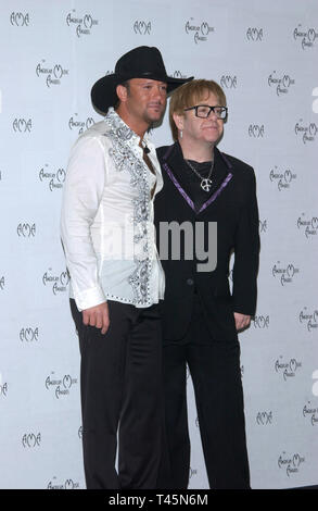 LOS ANGELES, Ca. Januar 13, 2003: Sänger TIM McGRAW (links) & Sir Elton John auf der 30. jährlichen American Music Awards in Los Angeles. © Paul Smith/Featureflash Stockfoto