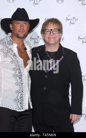 LOS ANGELES, Ca. Januar 13, 2003: Sänger TIM McGRAW (links) & Sir Elton John auf der 30. jährlichen American Music Awards in Los Angeles. © Paul Smith/Featureflash Stockfoto