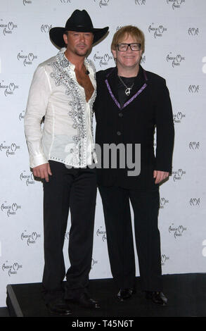 LOS ANGELES, Ca. Januar 13, 2003: Sänger TIM McGRAW (links) & Sir Elton John auf der 30. jährlichen American Music Awards in Los Angeles. © Paul Smith/Featureflash Stockfoto