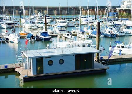 Waterlodge Schwimmende Häuser an Brighton Marina England UK. Stockfoto