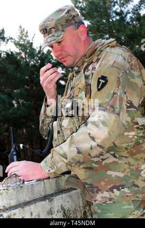 Us-Armee Cpt. James Nelson, der 56th Infantry Brigade Combat Team, Texas Army National Guard zugeordnet, Berichte Bereitschaft die Aktionen eines polnischen Rakete Batterie zu Bränden, die ein Beobachter Trainer/Trainer, während der dynamischen Front 19 in Torun, Polen, 6. März 2019. Übung Dynamische Front 19 umfasst ca. 3.200 Mitglieder aus 27 Nationen, die zu beobachten sind oder die Teilnahme von grafenwöhr Training Area, Deutschland; Riga, Lettland; und Torun, Polen; im März 2-9, 2019. Dynamische Vordere ist eine jährliche US-Army Europe Übung konzentriert sich auf die Bereitschaft und die Interoperabilität der US-Armee, Jo Stockfoto