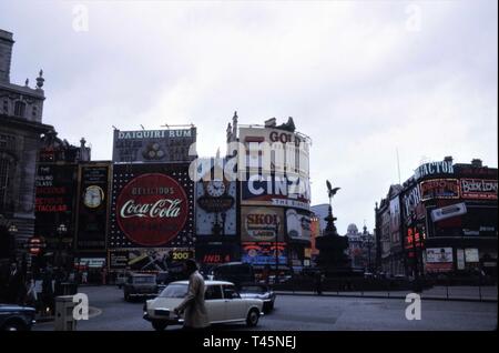 PICCADILLY CIRCUS London West End Swinging London Anfang 1969 Eros Statue in der ursprünglichen Position beleuchtete Schilder Farbe Foto Stockfoto