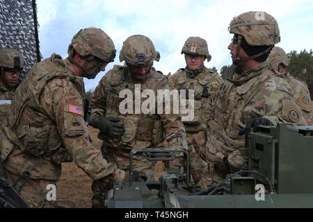 Oberstleutnant Charles Knoll, Kommandeur der Feldartillerie Squadron, 2.Kavallerie Regiments, inspiziert ein M777A2 Howitzer mit Soldaten aus Archer Batterie, FA Squadron, 2CR während der dynamischen Front 19, März 5, 2019 in Grafenwöhr Training Area, Deutschland. Dynamische Vordere 19 ist ein multinationales geleitet durch die US-Army in Europa zu verbessern und Partner der alliierten Nationen' Fähigkeit, lange zu liefern - Bereich. Stockfoto