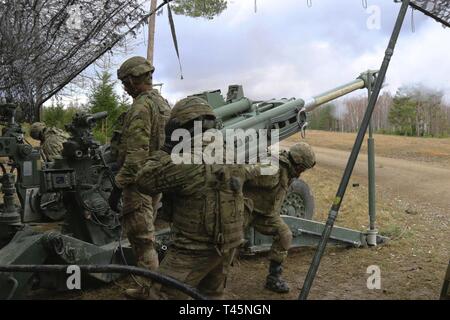 Soldaten mit Archer Batterie, Field Artillery Squadron, 2.Kavallerie Regiments, Feuer ein M777A2 Howitzer während Dynamische Front 19, März 5, 2019 in Grafenwöhr Training Area, Deutschland. Dynamische Vordere 19 ist ein multinationales geleitet durch die US-Army in Europa zu verbessern und Partner der alliierten Nationen' Fähigkeit, lange zu liefern - Bereich. Stockfoto