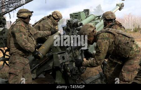 Soldaten mit Archer Batterie, Field Artillery Squadron, 2.Kavallerie Regiments, laden Sie ein M777A2 Howitzer während eines Rapid Fire Übung als Teil der Dynamischen Front 19, März 5, 2019 in Grafenwöhr Training Area, Deutschland. Dynamische Vordere 19 ist ein multinationales geleitet durch die US-Army in Europa zu verbessern und Partner der alliierten Nationen' Fähigkeit, lange zu liefern - Bereich. Stockfoto