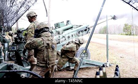 Soldaten mit Archer Batterie, Field Artillery Squadron, 2.Kavallerie Regiments, Feuer ein M777A2 Howitzer während der Übung Dynamische Front 19, 5. März bei Grafenwöhr Training Area, Deutschland. Dynamische Vordere 19 ist eine multinationale Übung der US-Armee in Europa zur Verbesserung der Alliierten und Partner nation Fähigkeit zu lange liefern - Bereich Feuer. Es ermöglicht Verbündeten persönlich, fachlich, technisch und taktisch stärker und fähiger Kräfte in der Zeit der Krise zu schaffen. Stockfoto