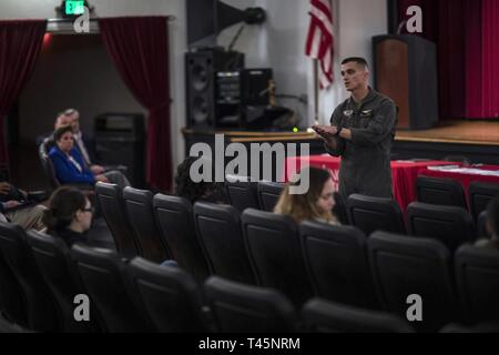 Oberst Charles Dockery, kommandierender Offizier der Marine Corps Air Station Miramar, gibt Erläuterungen zu den Mitgliedern der MCAS Miramar Gemeinschaft während einer Veranstaltung anfragenden Gehäuse auf die Installation bei der MCAS Miramar, Calif., März 6. MCAS Miramar hielt dieses Ereignis die öffentlichkeiten Stellungnahme auf, was getan werden kann, um die Lebensqualität für die MCAS Miramar Gemeinschaft zu verbessern. Stockfoto