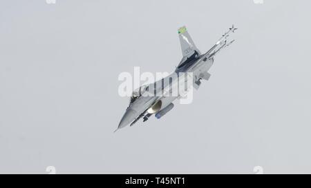 Ein Vermont Air National Guard F-16 Falcon Piloten aus der 158 Fighter Wing fährt nach Erhalt der Kraftstoff aus einer KC-135 Stratotanker zugeordnet zu der 157 Luftbetankung Flügel, über den Staat New York, 5. März 2019. Dies ist das letzte Mal, die 157 ARW des Typs KC-135 s Die 158 FW's F-16 tanken, da beide Flügel sind die Veräußerung ihrer Flugzeuge in Vorbereitung der KC-46 Tanker und die F-35 Fighter zu erhalten. Stockfoto