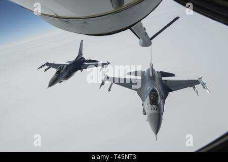 Vermont Air National Guard F-16 Falcon Piloten aus dem 158 Fighter Wing, fliegen in Formation nach Erhalt Kraftstoff aus einem New-hampshire Air National Guard KC-135 Stratotanker zugeordnet zu der 157 Luftbetankung Flügel, über den Staat New York, 5. März 2019. Dies ist das letzte Mal, die 157 ARW des Typs KC-135 s Die 158 FW's F-16 tanken, da beide Flügel sind die Veräußerung ihrer Flugzeuge in Vorbereitung der KC-46 Tanker und die F-35 Fighter zu erhalten. Stockfoto