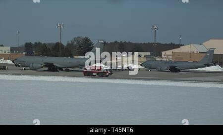 Zwei KC-135 Stratotankers zu der 157 Luftbetankung Flügel zugeordnet sitzen auf dem Parkplatz Rampe bei Pease Air National Guard Base, N.H., 5. März 2019. Die 157 ARW Weiterverarbeitungswerken alle KC-135 s bis März 24, 2019, um auf die Ankunft der neuen KC-46 Tanker zu einem späteren Zeitpunkt in diesem Jahr vorzubereiten. Stockfoto