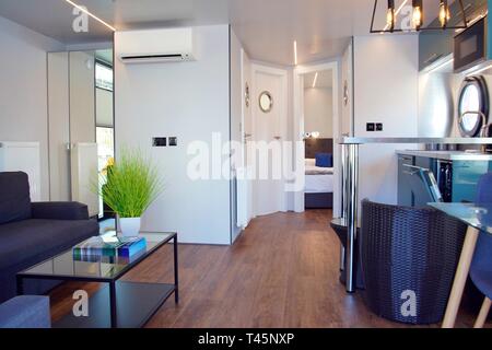 Waterlodge Schwimmende Häuser an Brighton Marina England UK. Stockfoto