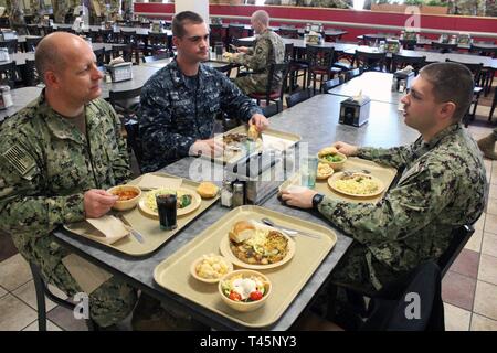 FORT GORDON, Ga (5. März 2019) Das Zentrum für Information Warfare Training (CIWT) Det. Fort Gordon verkündete seine Antrittsrede Student des Monats Preisträger, März 5. Essen Chow zusammen abgebildet sind von links nach rechts der Master Chief Cryptologic Elektronik Techniker Johannes Dikun, ciwt Det. Fort Gorgon älterer Soldat Führer; Cryptologic Techniker (INTERPRETATIVEN) 2. Klasse Josia Kerstetter, Student des Monats; und Elektronik Techniker Seaman Rodolfo Gutierrez, Student des Monats. Stockfoto