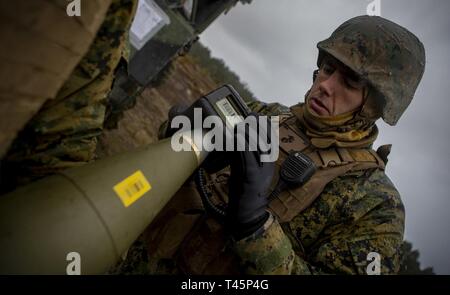 Us Marine Corps Sgt. Justin Bryant, ein Section Chief mit Hotel, 3. Batterie Bataillon, 14 Marine Regiment, 4 Marine Division, überprüft ein M795 155 mm Projektil bei Adazi, Lettland, 5. März 2019, zur Unterstützung der Übung Dynamische Front 19. Übung Dynamische Front 19 umfasst ca. 3.200 Mitglieder aus 27 Nationen, die zu beobachten sind oder die Teilnahme von grafenwöhr Training Area, Deutschland; Riga, Lettland; und Torun, Polen; im März 2-9, 2019. Dynamische Vordere ist eine jährliche US-Army Europe Übung konzentriert sich auf die Bereitschaft und die Interoperabilität der US-Armee, gemeinsame Service Stockfoto