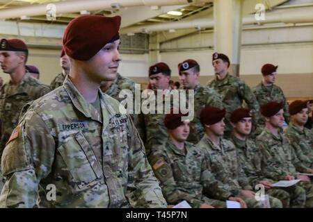 Us-Armee Cpl. Brian Epperson, Sat-Kommunikationssysteme operator-Betreuer und Teamleiter für die Zentrale und Hauptverwaltung Battalion, 82nd Airborne Division, Spaziergänge, sein Zertifikat während jumpmaster Klasse 04-19 Abschlussfeier an der Grünen Rampe auf Papst Army Airfield, Nord-Carolina, März 5, 2019 zu erhalten. Epperson, ein Orlando, Florida - Eingeborener, war den meisten Junior fallschirmjäger unter den Absolventen und sagte, er wollte schon immer einen jumpmaster zu sein. Seine Befehlshaber sagte: "Alle jumpmasters sind führend, aber nicht alle Führer sind jumpmasters." Stockfoto