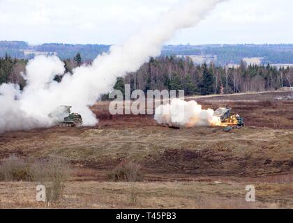 Soldaten zu Bravo Batterie, 1 Bataillon, 147 Field Artillery Regiment, South Dakota Army National Guard, Raketen von M270 A1 Multiple Launch Rocket System während der Übung Dynamische Front 19 bei Grafenwöhr Training Area, Deutschland, 6. März 2019 vergeben. Übung Dynamische Front 19 umfasst ca. 3.200 Mitglieder aus 27 Nationen, die zu beobachten sind oder die Teilnahme von grafenwöhr Training Area, Deutschland; Riga, Lettland; und Torun, Polen; im März 2-9, 2019. Dynamische Vordere ist eine jährliche US-Army Europe Übung konzentriert sich auf die Bereitschaft und die Interoperabilität der US-Armee, gemeinsame Servi Stockfoto