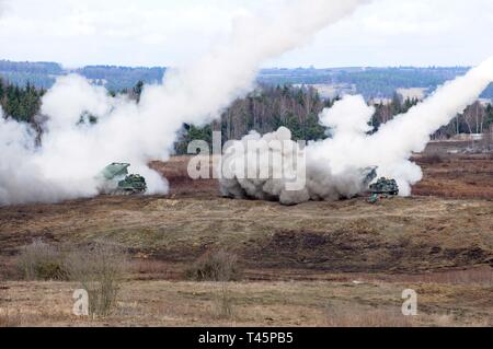 Soldaten zu Bravo Batterie, 1 Bataillon, 147 Field Artillery Regiment, South Dakota Army National Guard, Raketen von M270 A1 Multiple Launch Rocket System während der Übung Dynamische Front 19 bei Grafenwöhr Training Area, Deutschland, 6. März 2019 vergeben. Übung Dynamische Front 19 umfasst ca. 3.200 Mitglieder aus 27 Nationen, die zu beobachten sind oder die Teilnahme von grafenwöhr Training Area, Deutschland; Riga, Lettland; und Torun, Polen; im März 2-9, 2019. Dynamische Vordere ist eine jährliche US-Army Europe Übung konzentriert sich auf die Bereitschaft und die Interoperabilität der US-Armee, gemeinsame Servi Stockfoto