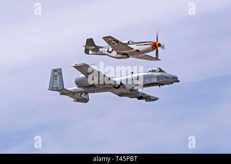 Flugzeuge fliegen das Erbe Flug am 2019 Yuma Air Show Stockfoto